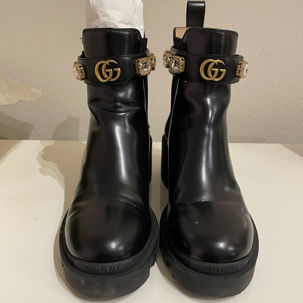 Gucci leather ankle boot with belt